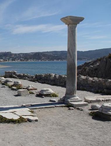 Kefalos a nedaleké pozůstatky baziliky St. Stefanos