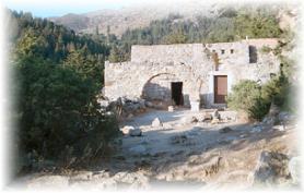 Pyli a nedaleké ruiny starého kostela