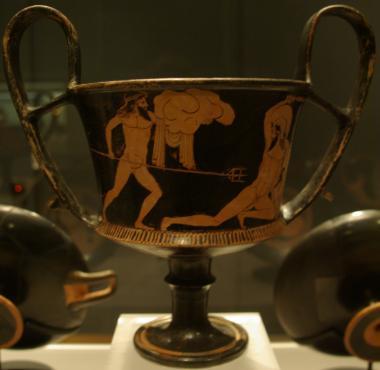 Starověký pohár s s vyobrazením Poseidona bojujícího s Polybotem